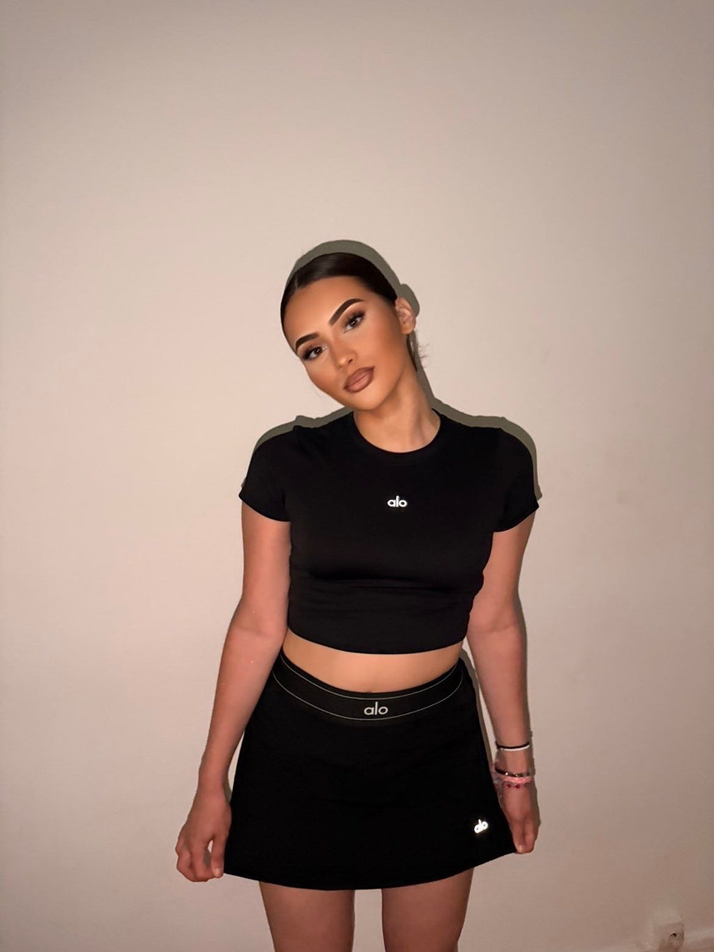 Ensemble sport noir femme – crop top et jupe activewear minimaliste