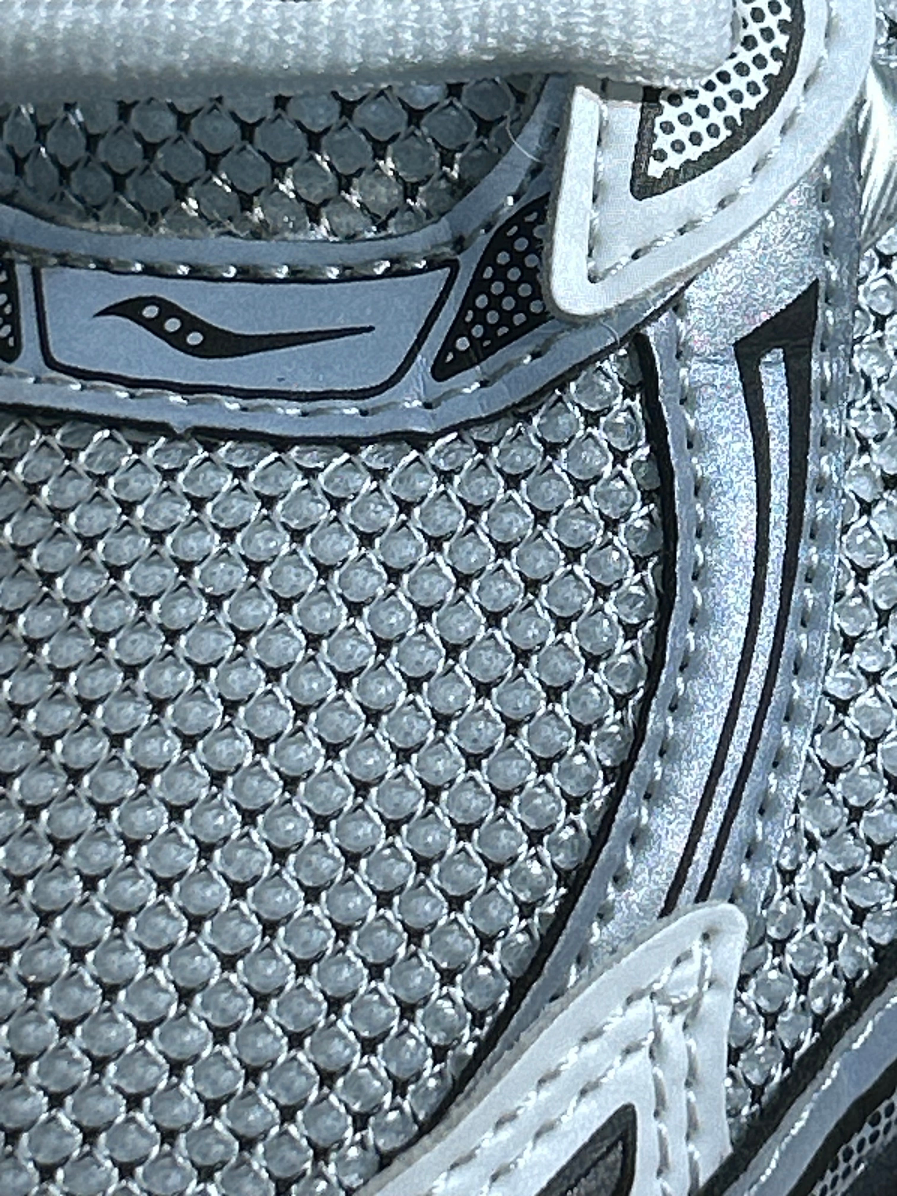 Saucony Omni 9 gris / noir / rouge – sneakers rétro running femme