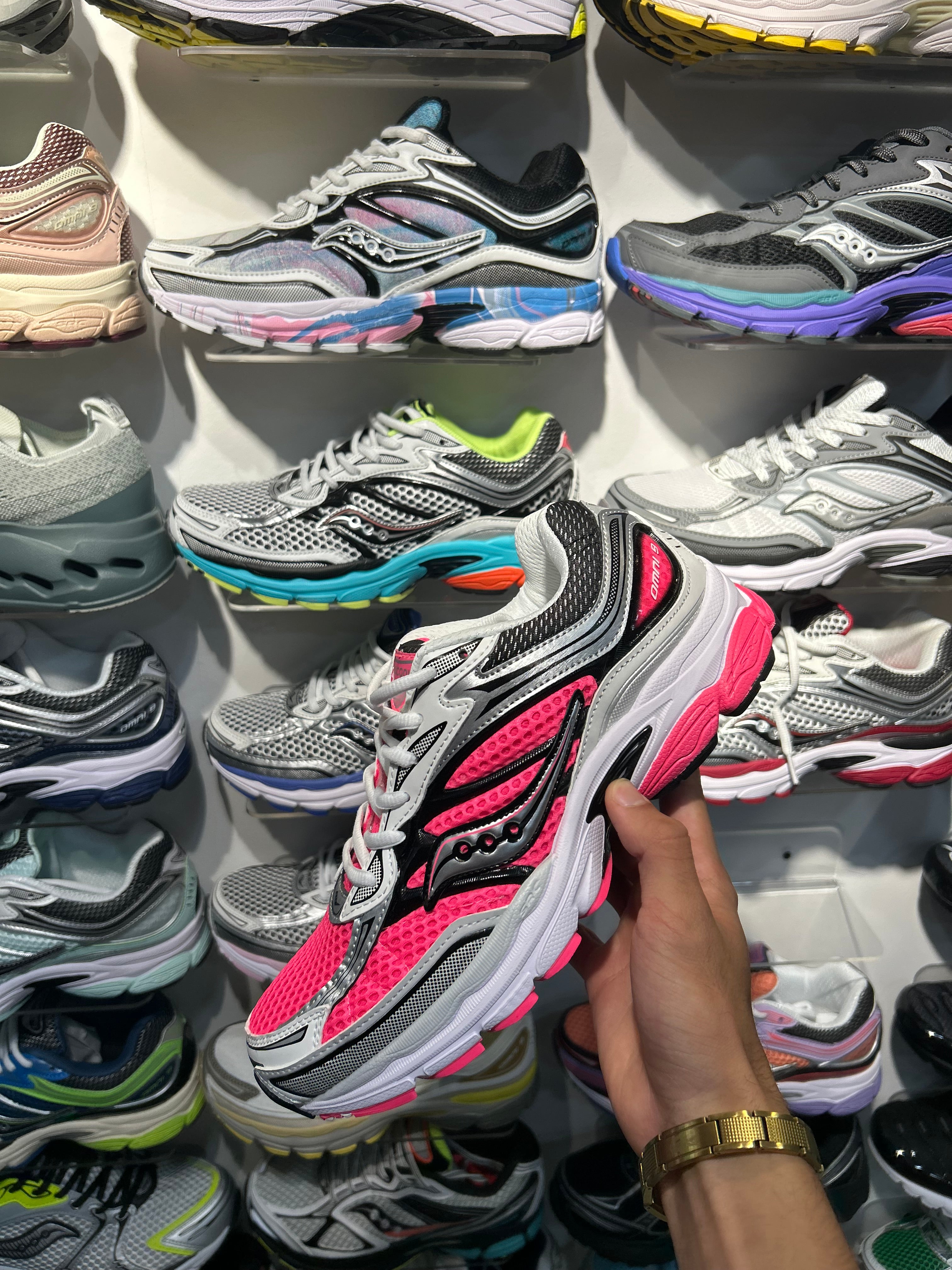 Saucony Omni 9 rose fluo – sneakers running / streetwear femme
