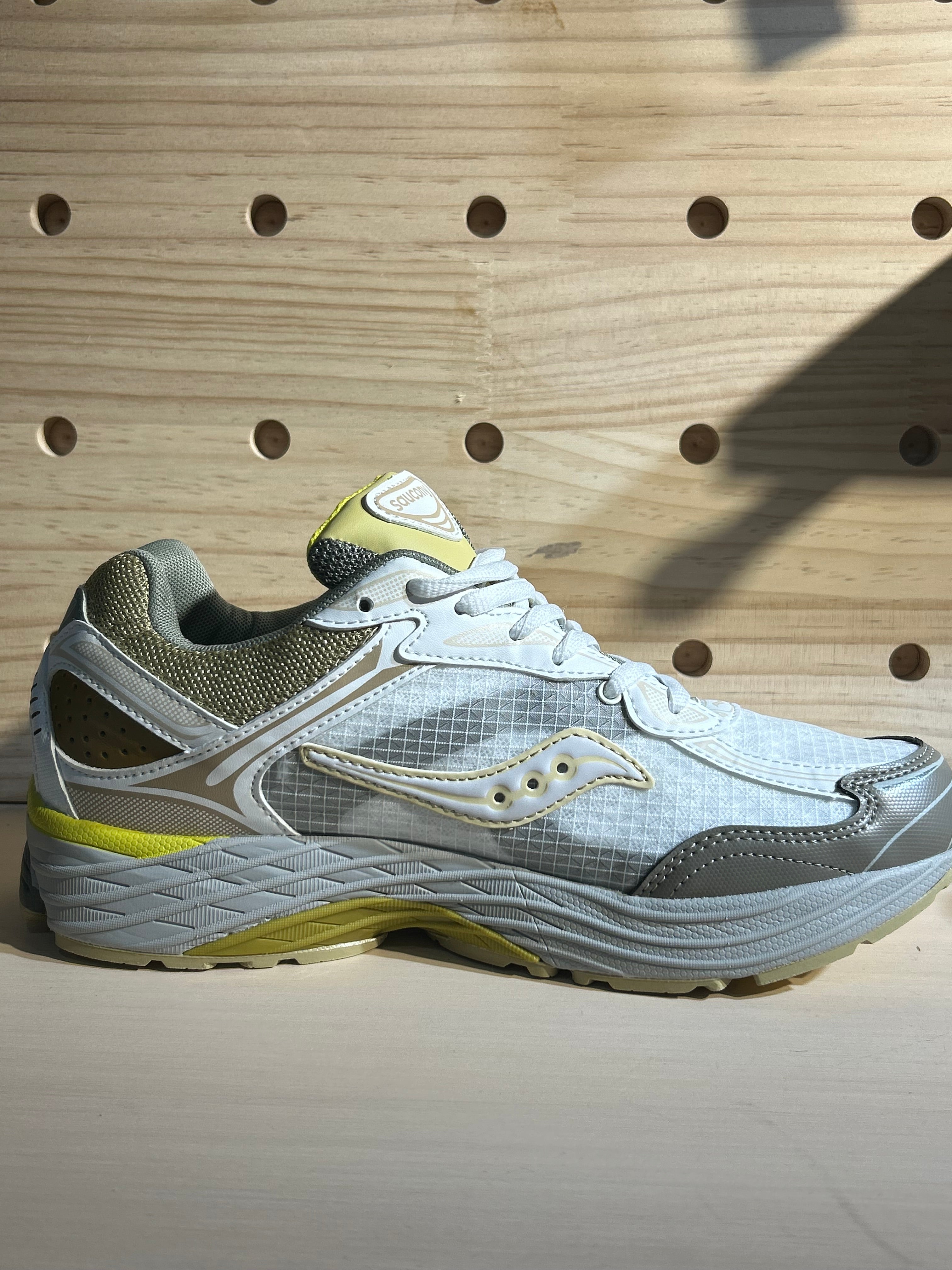 Saucony Omni 9 blanc / beige / jaune – sneakers rétro running femme