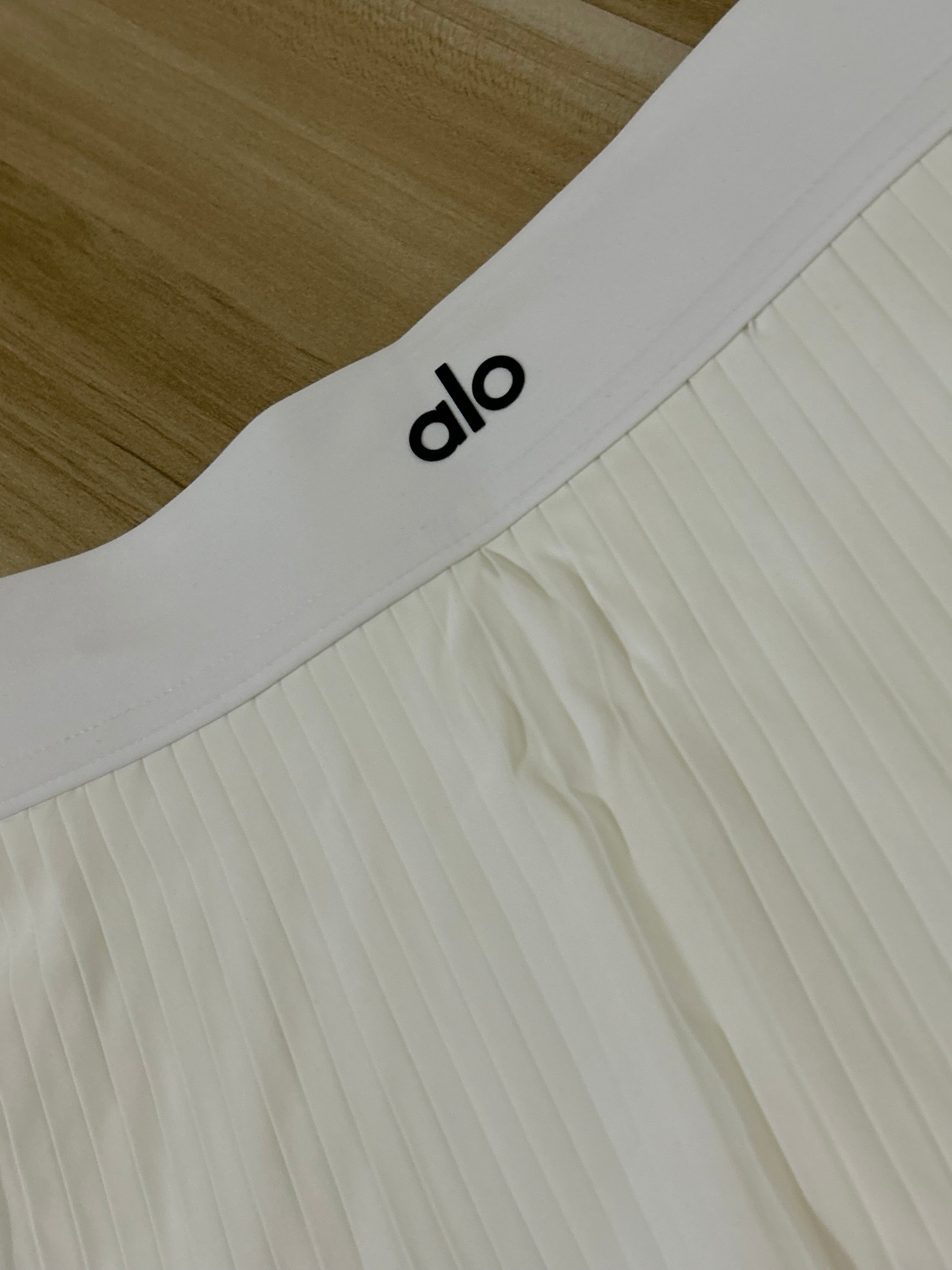 Ensemble Alo Yoga blanc cassé femme – jupe plissée et t-shirt assorti premium