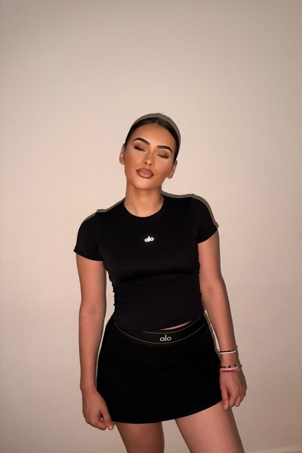 Ensemble sport noir femme – crop top et jupe activewear minimaliste