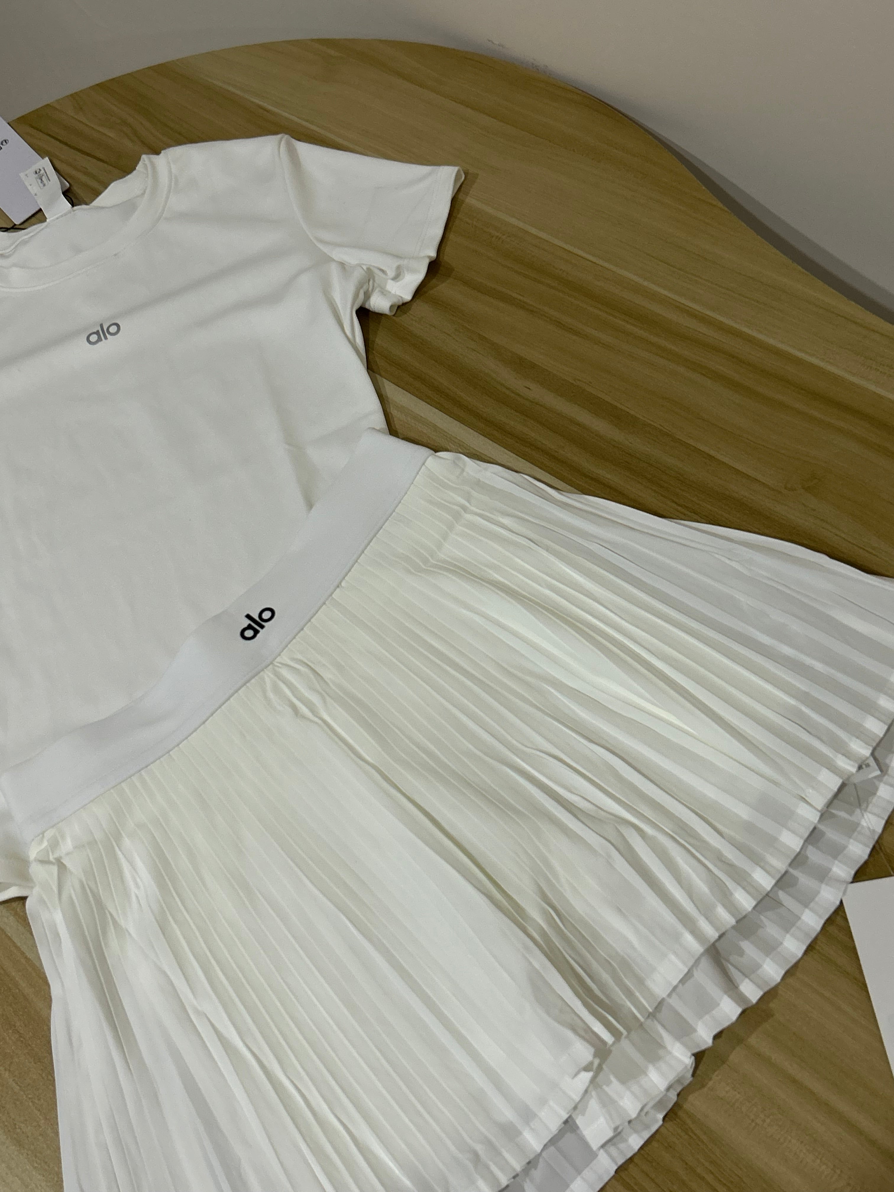 Ensemble Alo Yoga blanc cassé femme – jupe plissée et t-shirt assorti premium