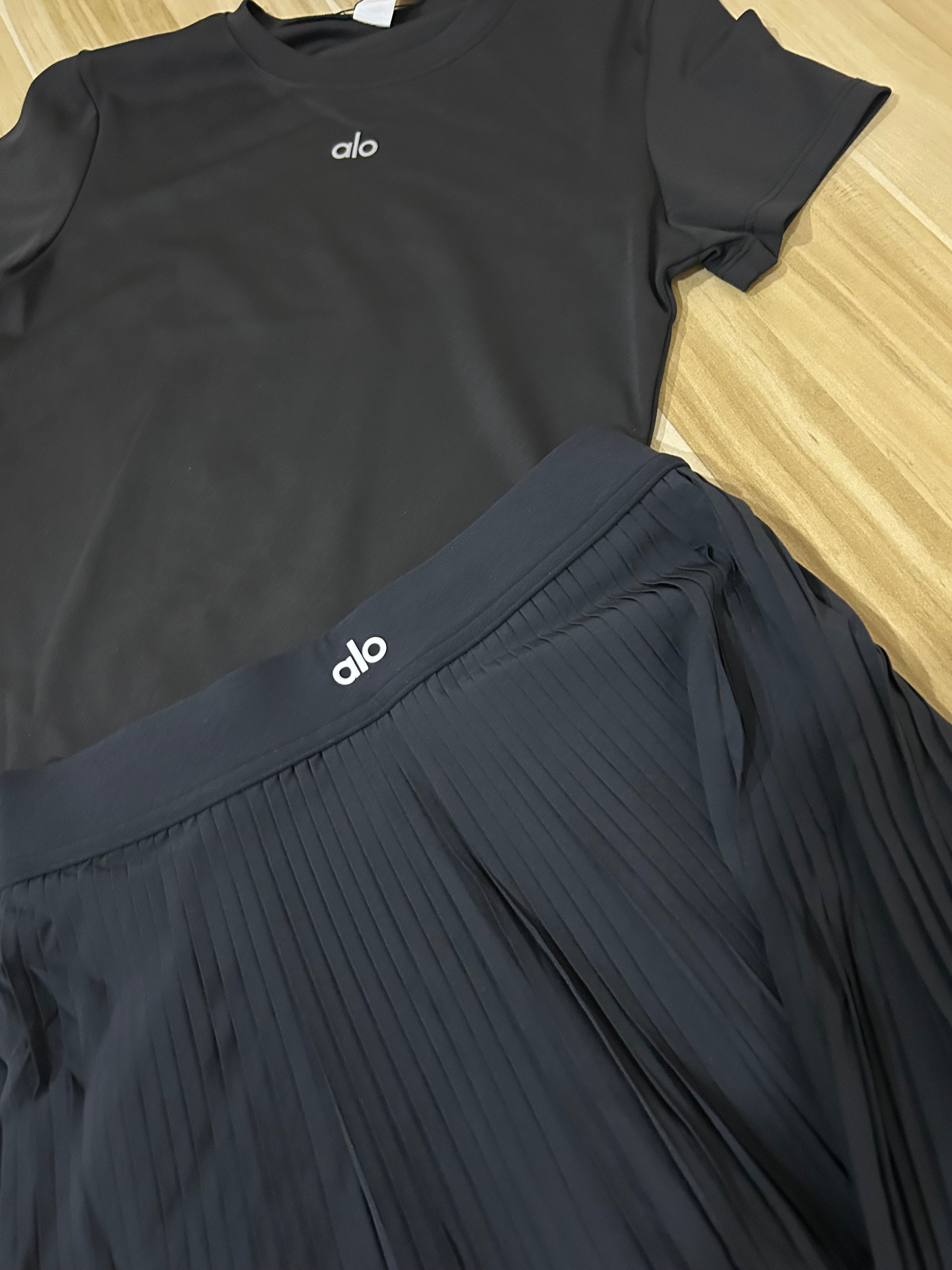Ensemble Alo Yoga noire femme – jupe plissée et t-shirt assorti premium
