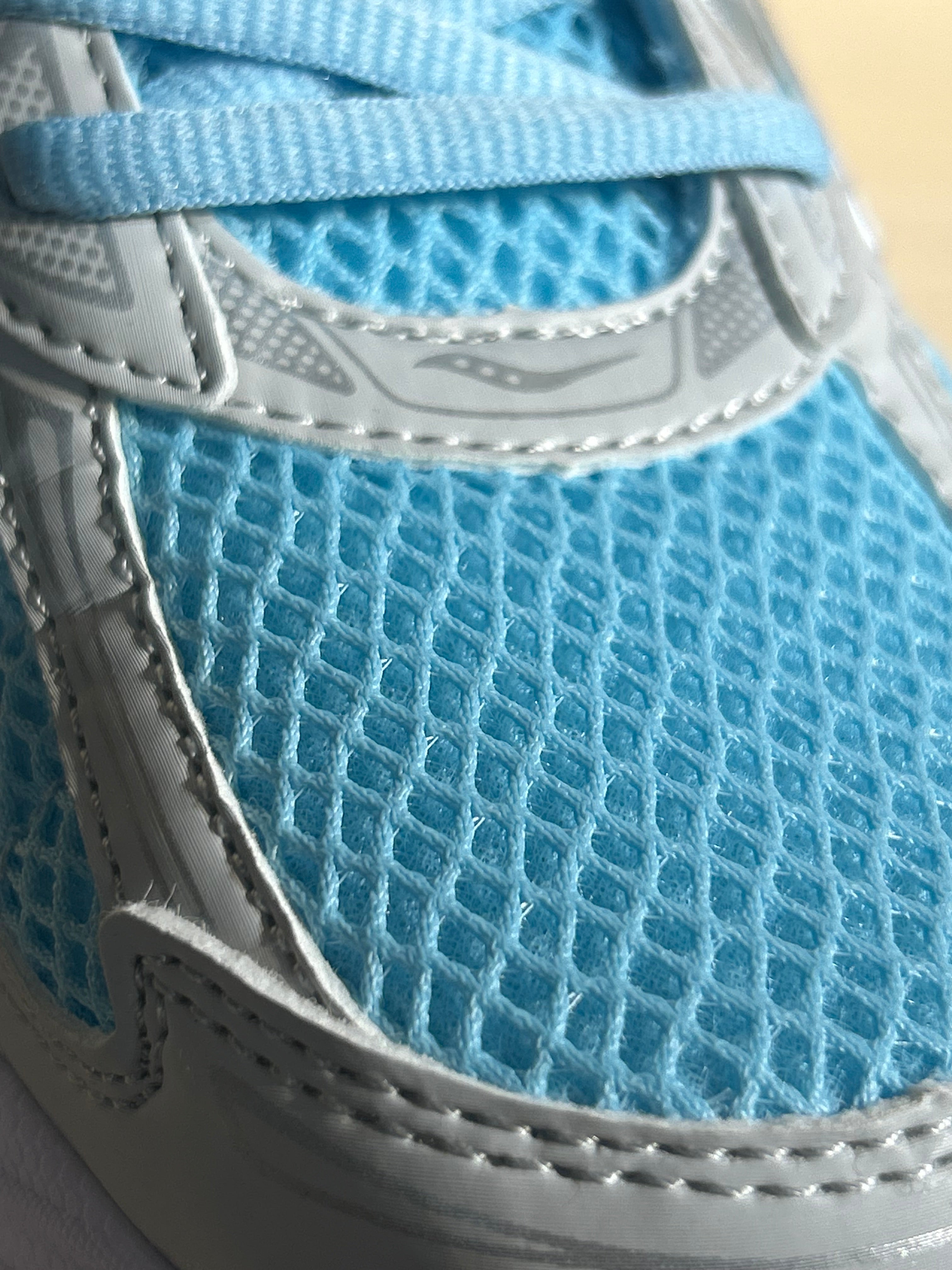 Saucony Omni 9 bleu ciel / gris – sneakers running rétro femme