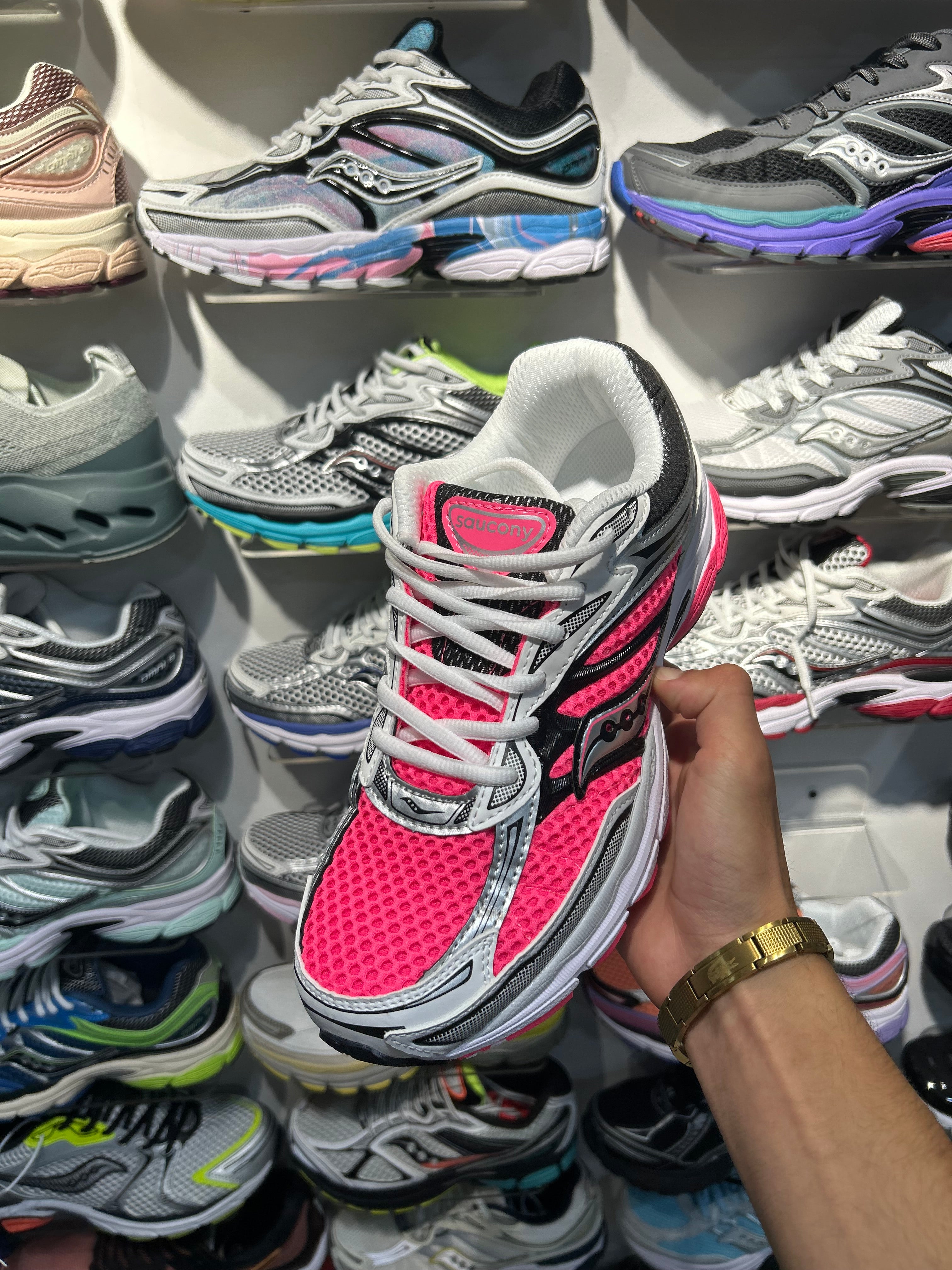 Saucony Omni 9 rose fluo – sneakers running / streetwear femme