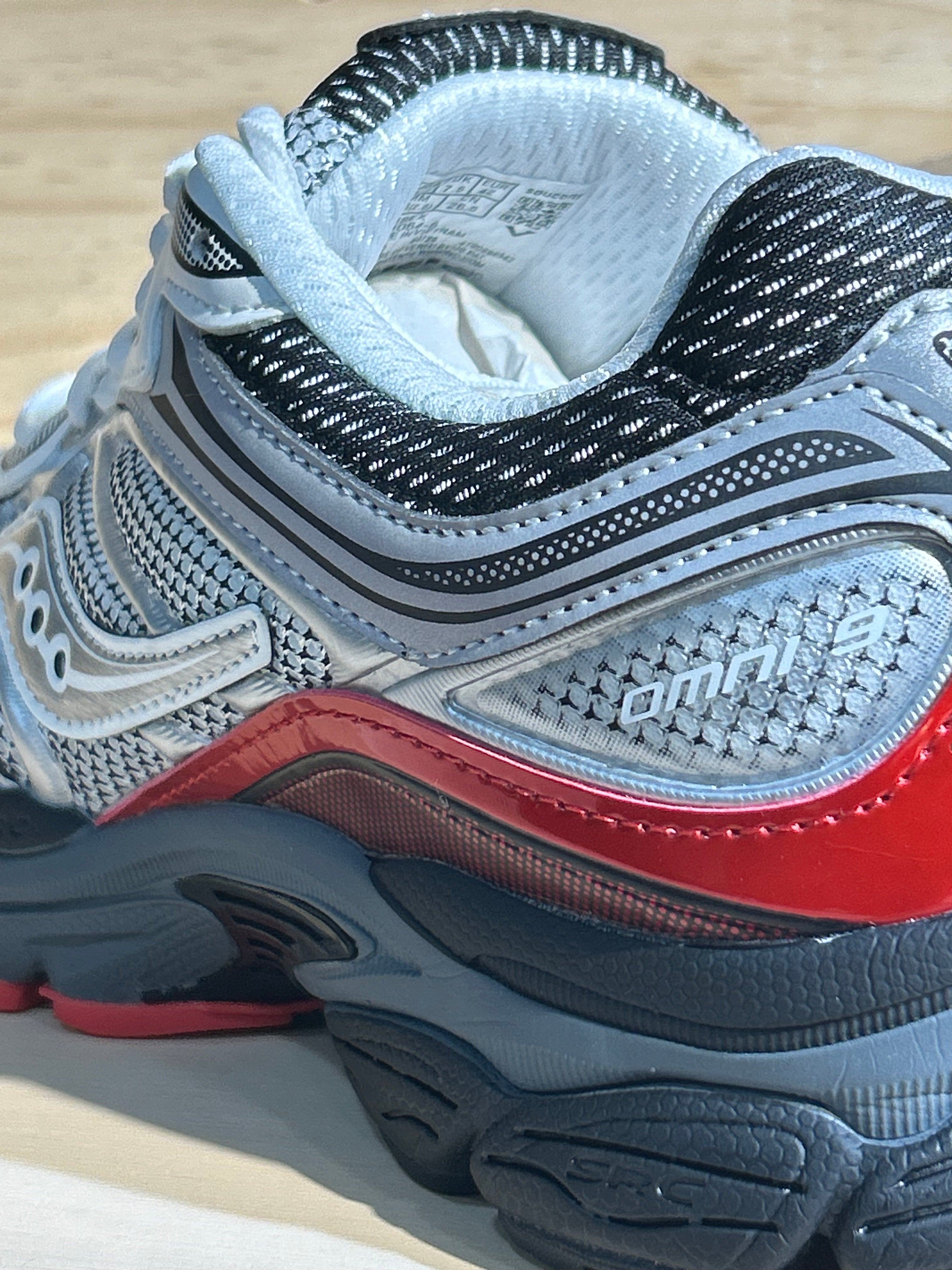 Saucony Omni 9 gris / noir / rouge – sneakers rétro running femme