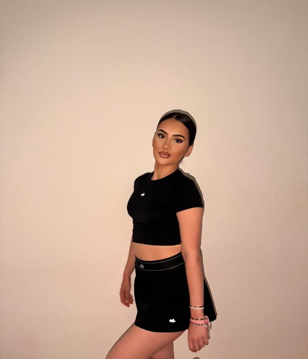 Ensemble sport noir femme – crop top et jupe activewear minimaliste