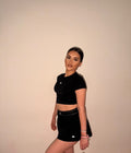Ensemble sport noir femme – crop top et jupe activewear minimaliste