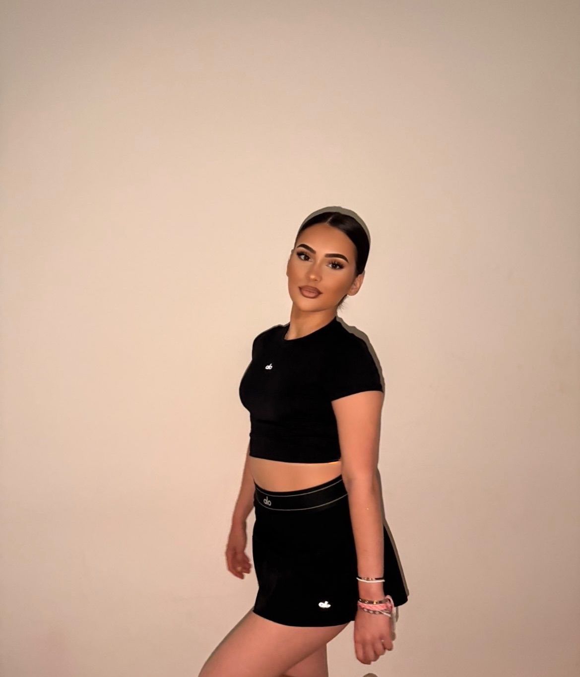 Ensemble sport noir femme – crop top et jupe activewear minimaliste