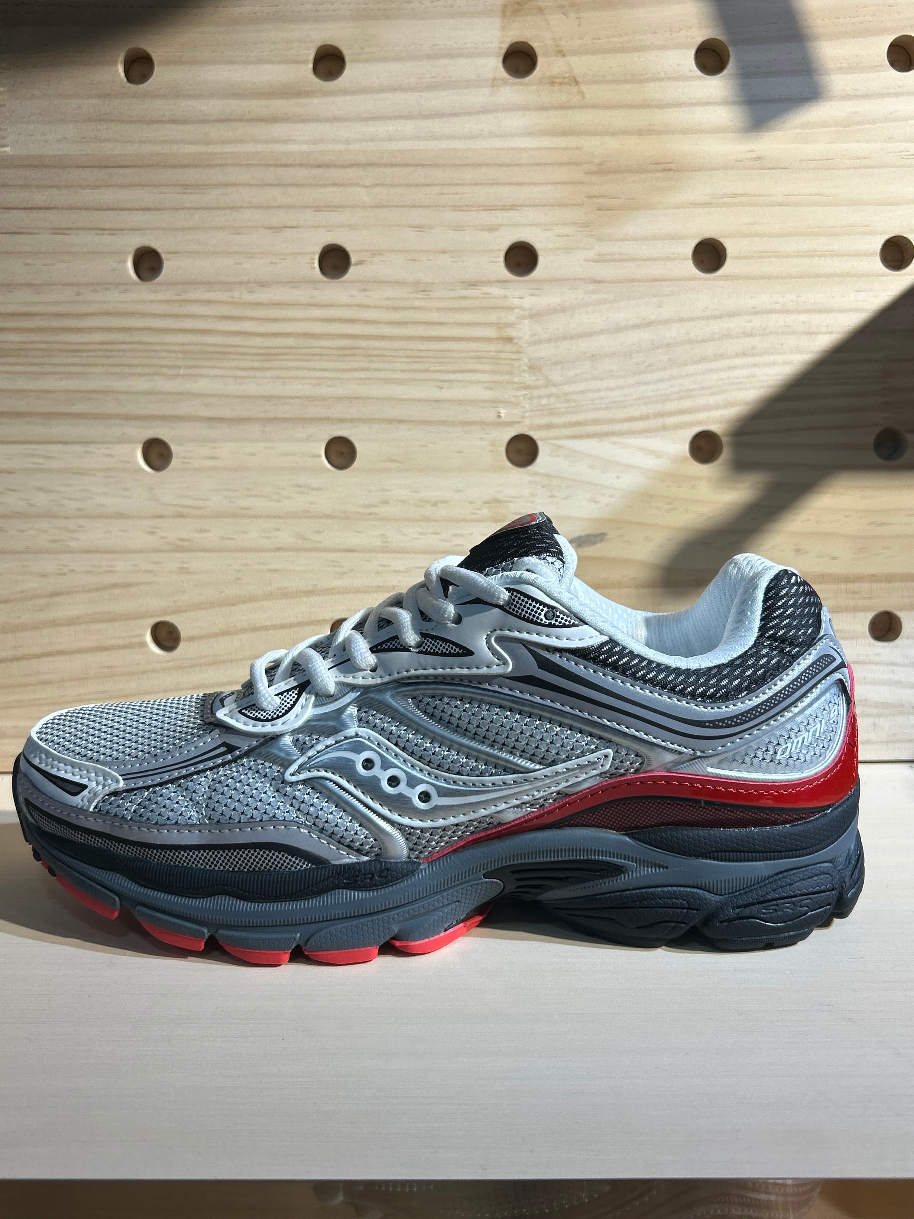 Saucony Omni 9 gris / noir / rouge – sneakers rétro running femme